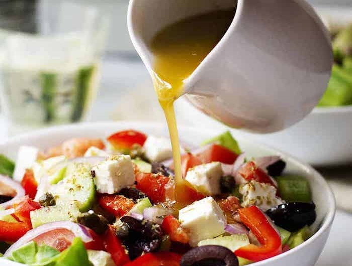 salade grecque recette sauce tomates concombre oignon olives basilic frais fromage feta