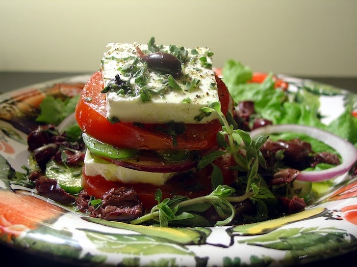 salade grecque traditionnelle tomates concombre oignon olives basilic frais fromage feta