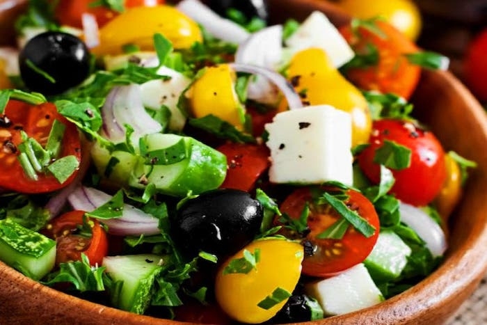 salade grecque traditionnelle tomates concombre oignon poivron olives et fromage feta basilic frais