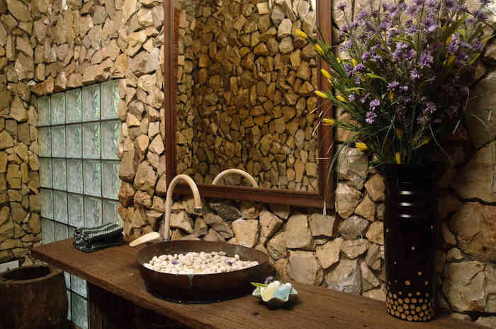 salle de bain bois et pierre meuble de bois vase de fleurs comme déco