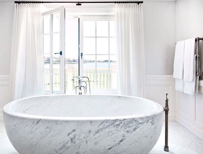 salle de bain de luxe blanche baignoire balnéo en pierre en blanc et gris