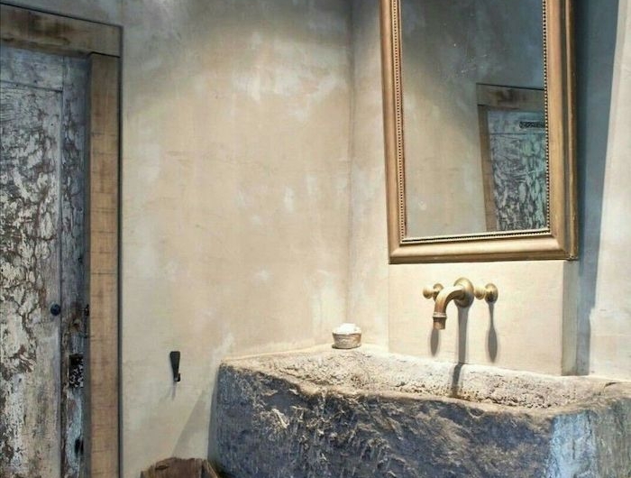 salle de bain en bois et pierre de travertin lavabo en pierre grise accessoires en métal