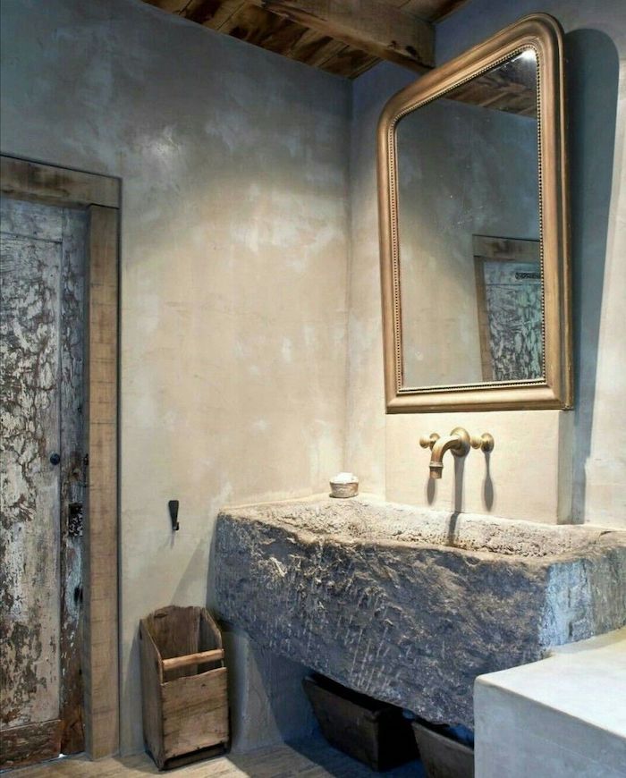 salle de bain en bois et pierre de travertin lavabo en pierre grise accessoires en métal