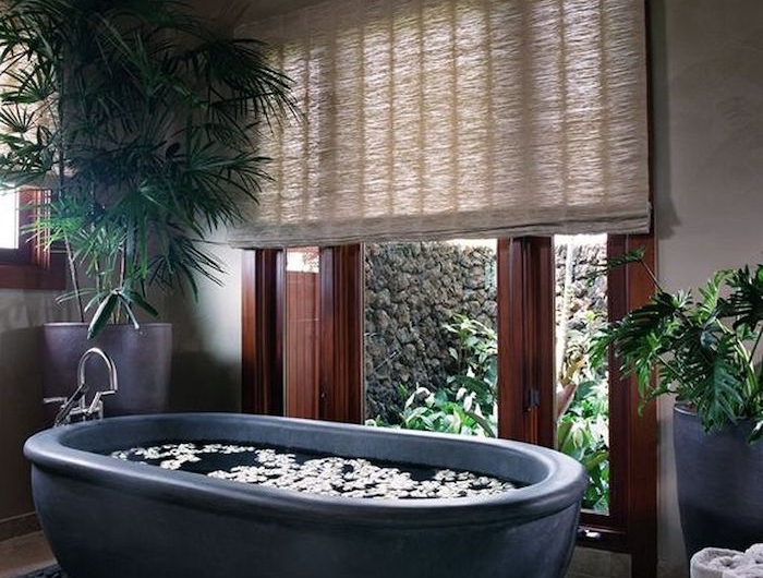 salle de bain en travertin et ardoise baignoire zen en ardoise fenêtres boisées pierres naturelles au sol
