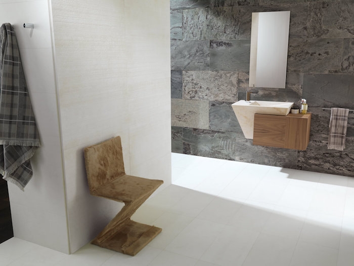 salle de bain moderne de luxe en gris et blanc accents en bois miroir sans cadre