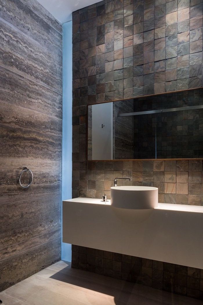 salle de bain moderne de luxe en pierre marron et blanc style épuré