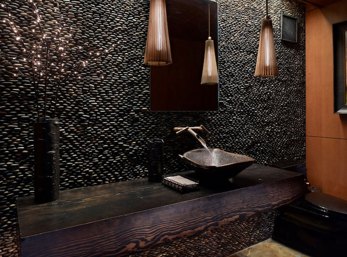 salle de bain moderne de luxe pierres noires accents marron lavabo en métal