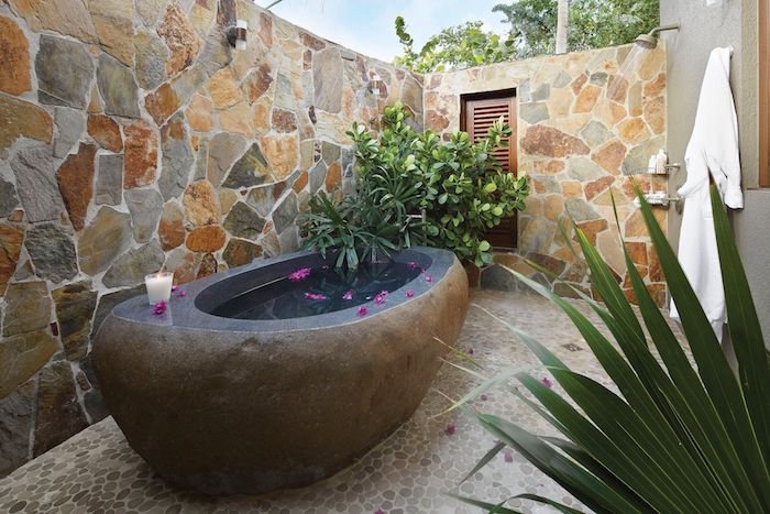 salle de bain pierre baignoire d extérieur en pierre d ardoise pierre sur les murs et le plancher