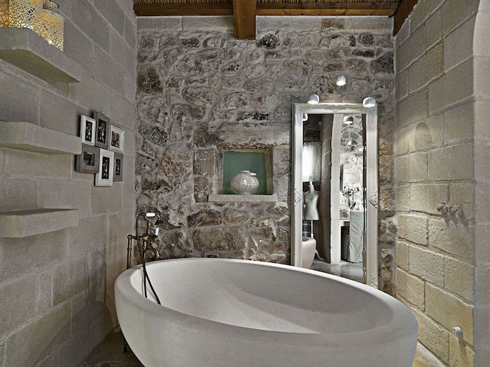 salle de bain pierre de travertin baignoire et murs en pierre naturelle plafond en bois