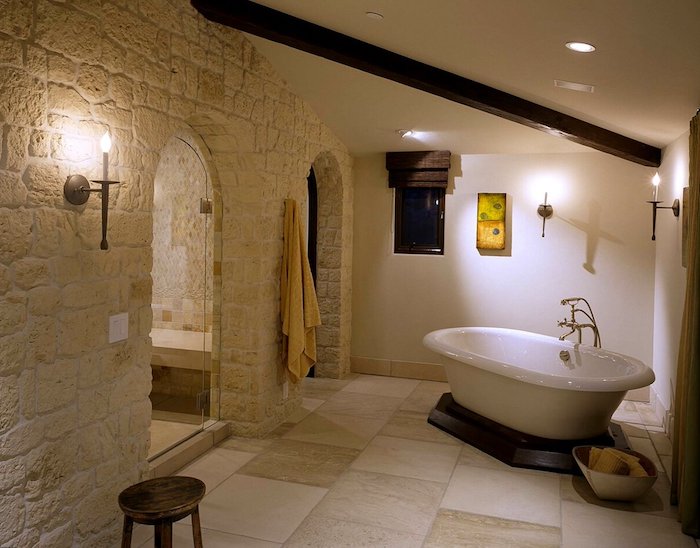 salle de bain pierre naturelle beige mur en blanc effet chateau medieval accent boisés