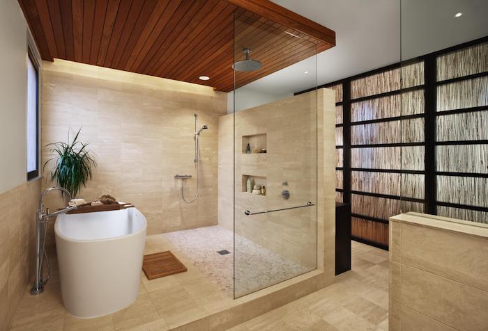 salle de bain pierre naturelle beige plafond boisé baignoire en faïance éléments en noir