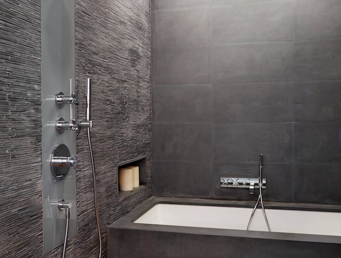 salle de bain pierre naturelle et bois foncé ardoise et blanc dans la baignoire