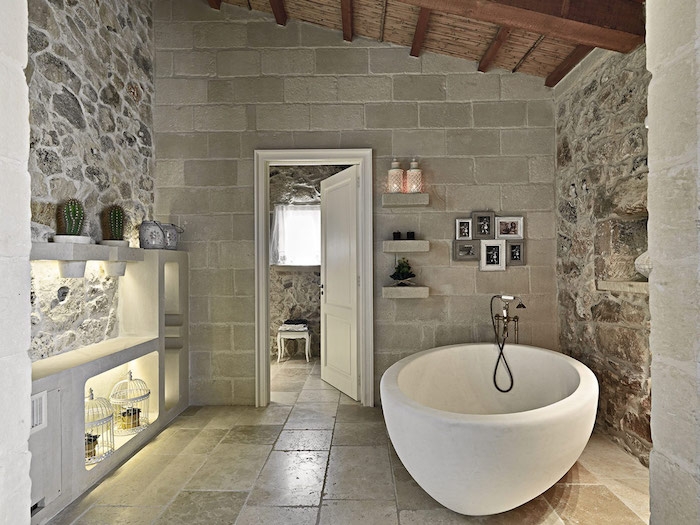 salle de bain pierre naturelle grise deco de plantes et cadres de photos plafond en bois