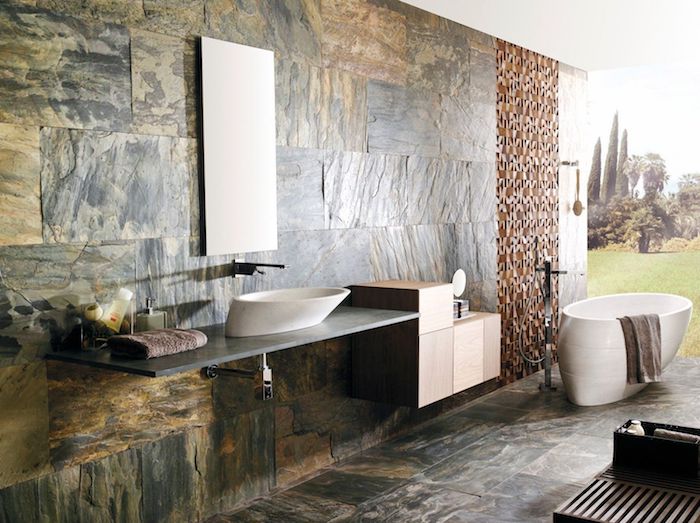 salle de bain pierre naturelle vert gris baignoire de style balnéo accents en bois