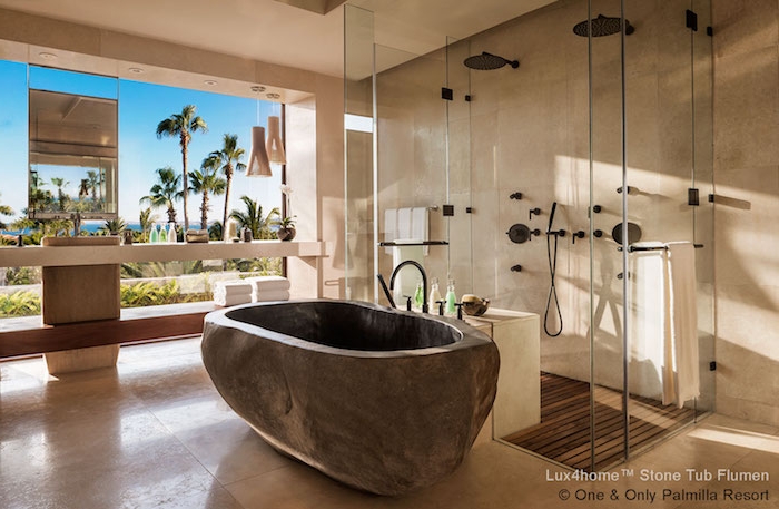 salle de bain travertiin moderne beige baignoire en pierre naturelle vue sur la mer