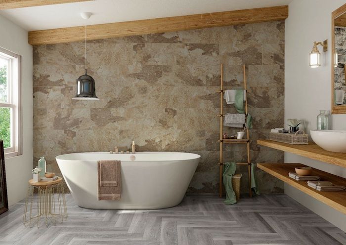 salle de bain travertin moderne echelle en bois meuble sous evier en bois poutres boisés