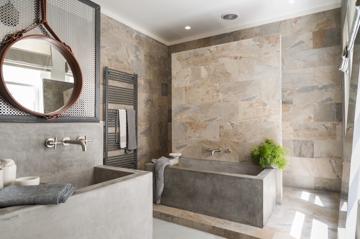 salle de bain travertin moderne en beige et gris baignoire en pierre naturelle miroir en bois