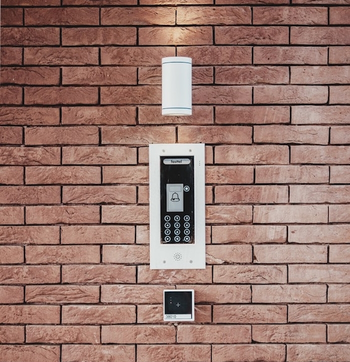 sécurité alarme maison de l extérieur avec fil câble sur mur de briques