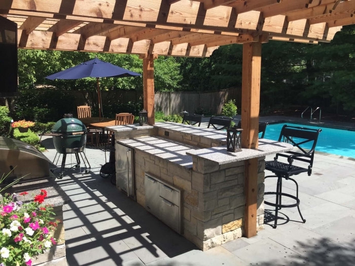 table a manger extérieure bois grill amenagement autour d une piscine parasol pergola bar pierre inox cuisine d'été avec piscine