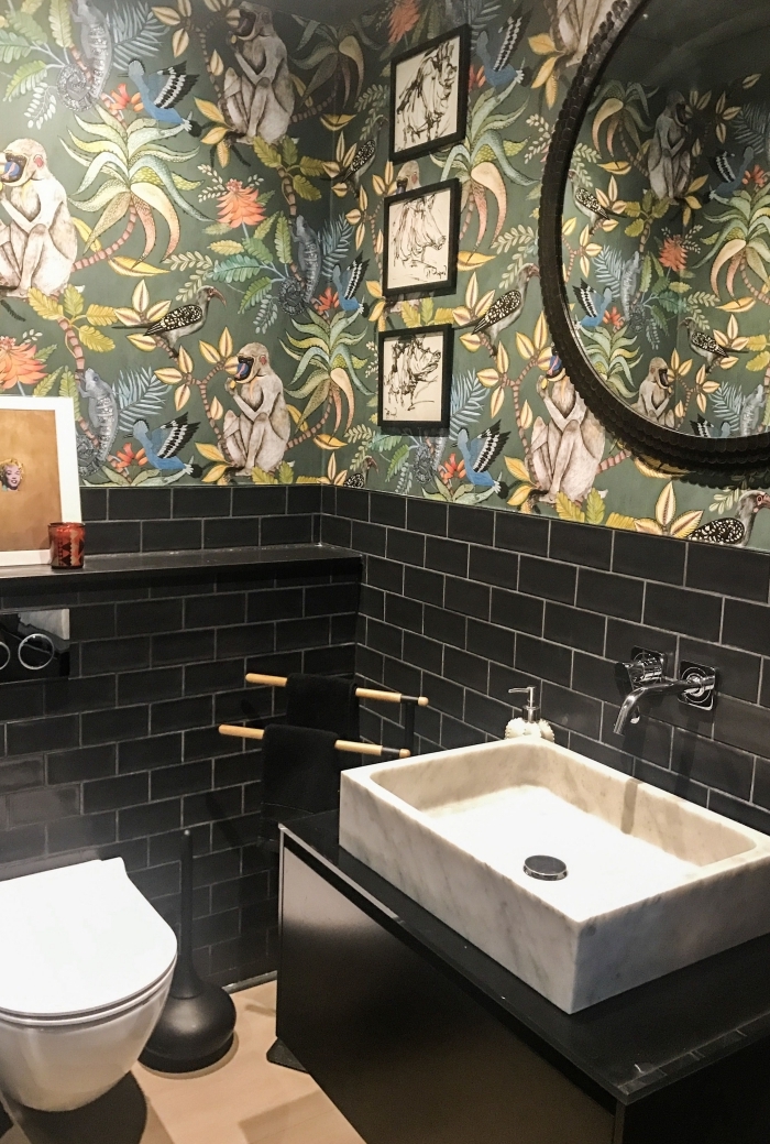 tapisserie toilette papier motifs jungles et animaux carrelage metro noir évier blanc cuvette suspendue
