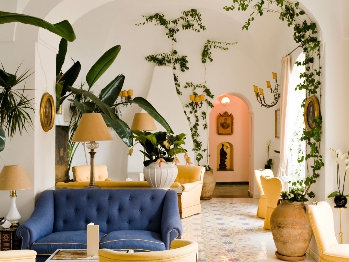 terracotta accents canapé bleu lampe sur pied plante grimpante d intérieur portrait vintage cadre dore
