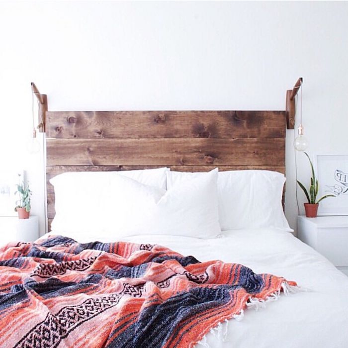 tete de lit bois flotté lampes suspendues linge de lit blanc couverture en rouge et bleu mur blanc