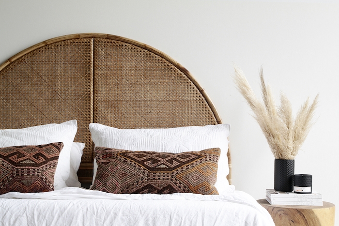 tete de lit cannage contraste avec le blanc des murs et du linge de lit deco stylée