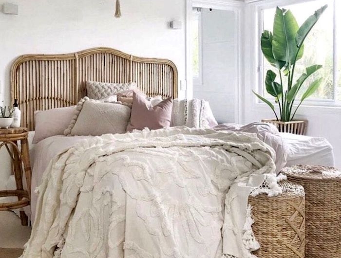 tete de lit cannage paniers en rotin couvertures et coussins en rose poudre et beige clair mur blanc