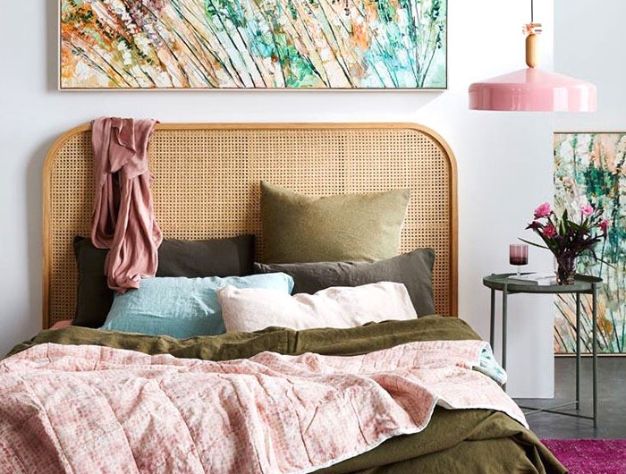 tete de lit en rotin tapis en rose vif couvertures en vert olive et rose poudre peinture multicolore