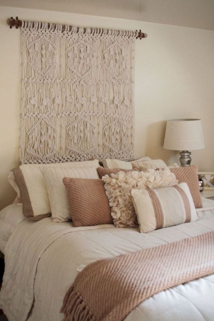 tete de lit originale fait maison en macramé coussins blancs et beige