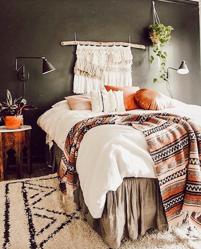 tete de lit originale fait maison en macramé sur un mur gris foncé draps dessus de lit et couvertures coussins en deco