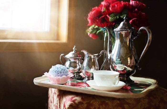 thierie marocain argenté fleurs poses sur une table a cafe