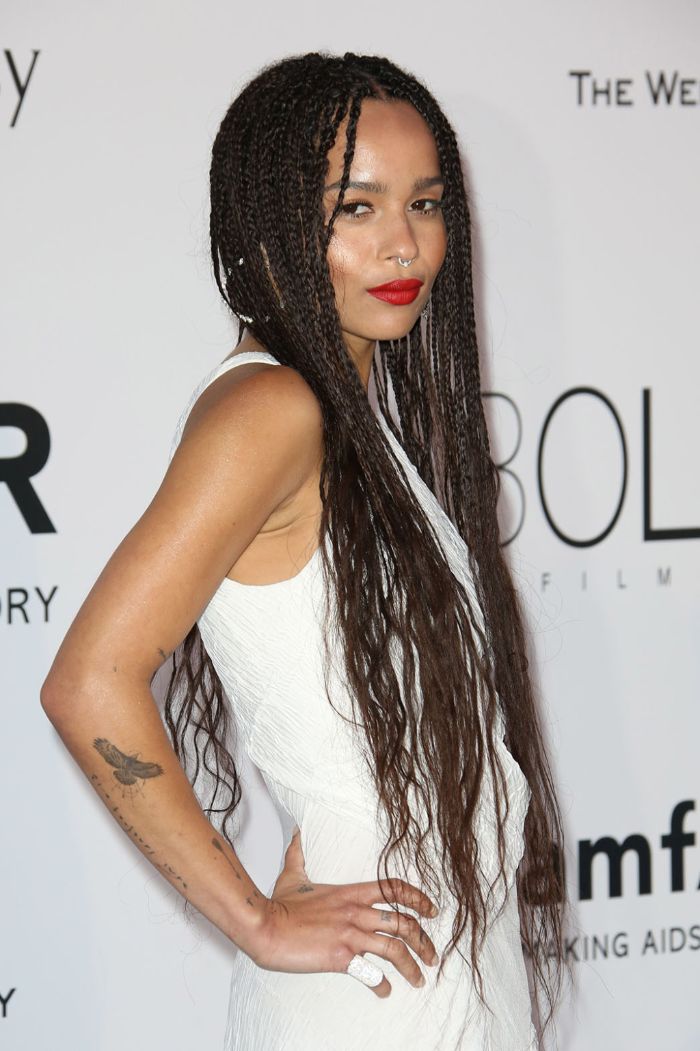 tresse africaine coupe afro femme cheveux tres long tressés avec des longueurs ondulées raie au milieu