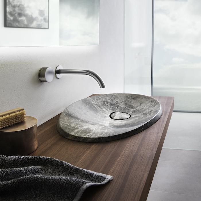 vasque de pierre naturelle plat sur meuble sous évier en bois mur blanc miroir sans cadre