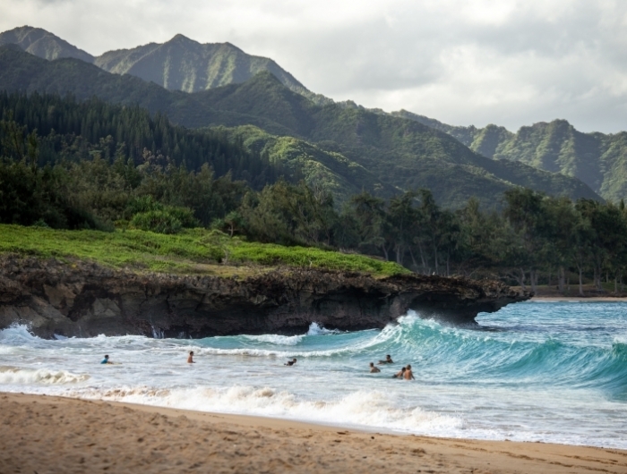 hawaii destination paradisiaque vague surf activité île exotique nature sauvage