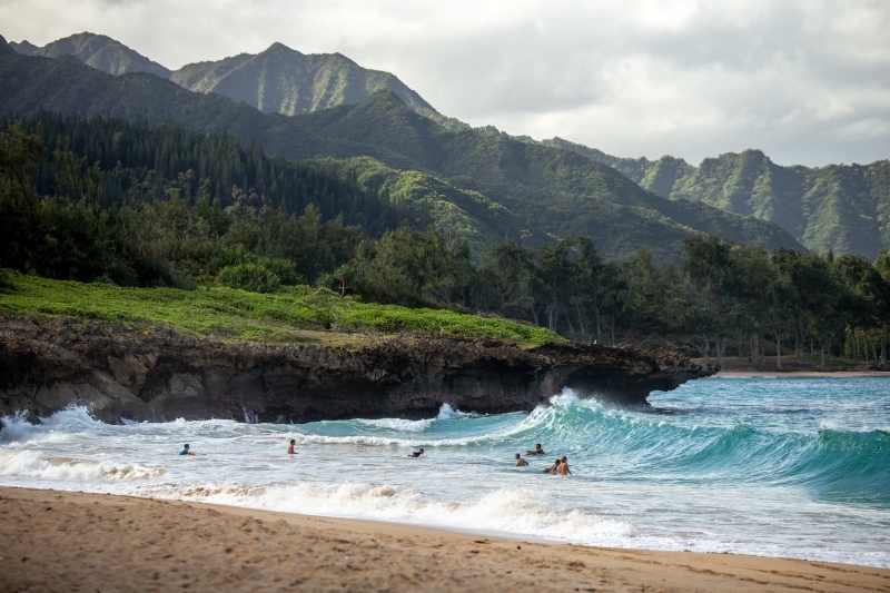 hawaii destination paradisiaque vague surf activité île exotique nature sauvage