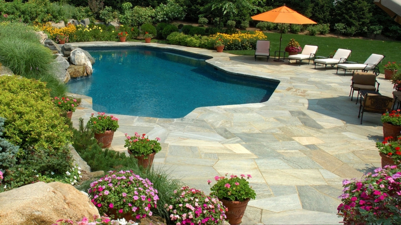 amenagement bordure piscine terrasse de piscine de pierre reconstituée