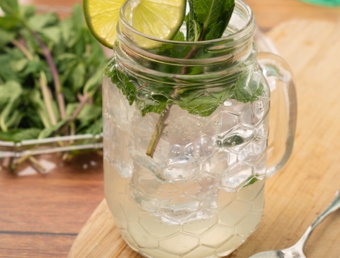 apéritif sans alcool cuillère cocktail citron vert eau gazeuse boisson été