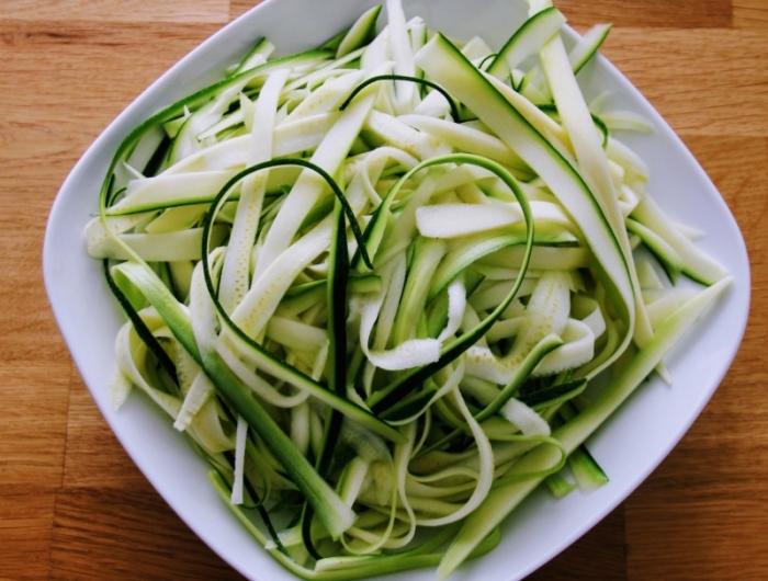 assiette blanche zoodles nouilles de courgette congélation légumes quelle forme contenant