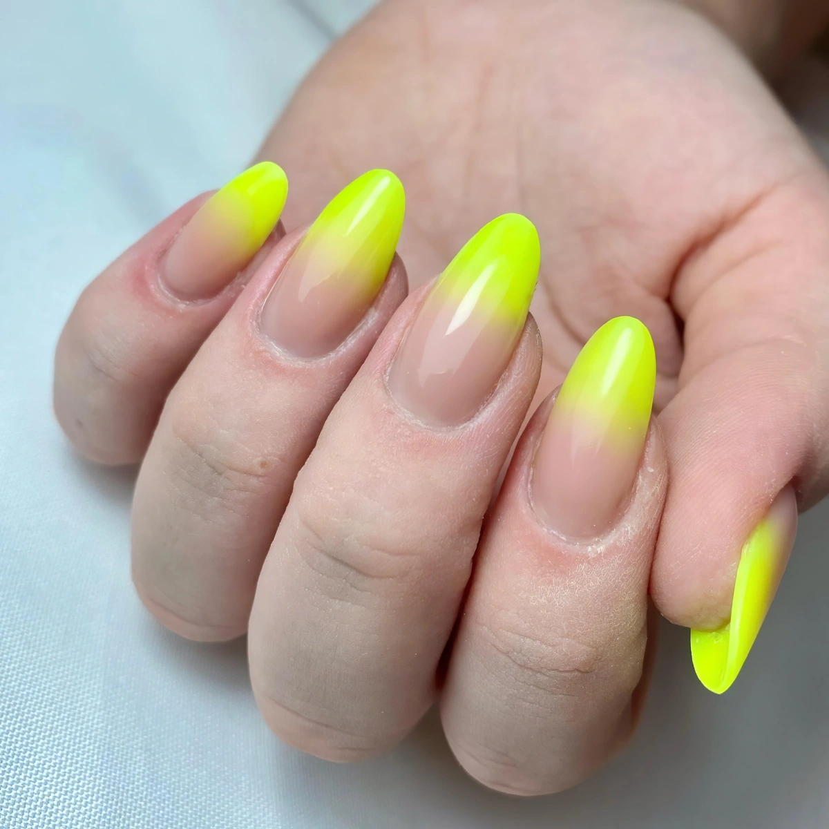 baby boomer couleur ete vernis jaune fluo ongles longs