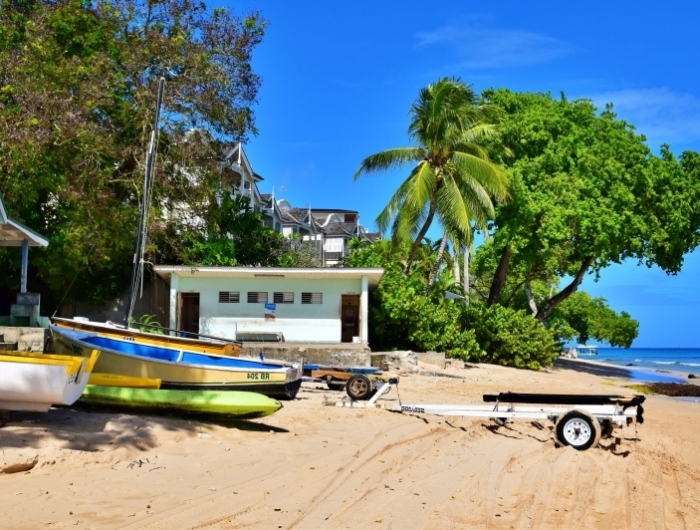 barbados ile tropicale maison colorée bâteau sable fin eaux turquoise arbres