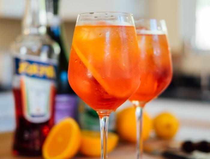 boisson italienne aperol composition bouteuille cuisine plan travail bois