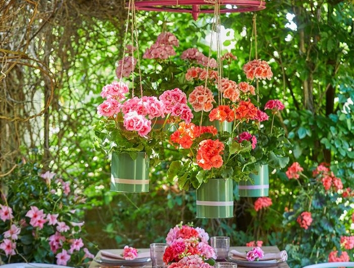 boite de conserve deco jardin pots de fleurs suspendus sur roue