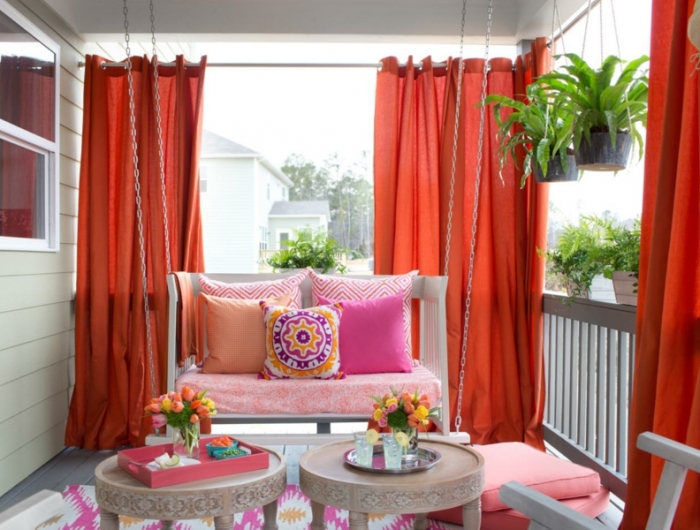 brise vue occultant une terrasse en rose et rouge avec des rideaux rouges