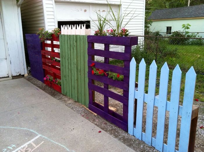 cloture palissade jardin de palettes de bois peints avec jardinières