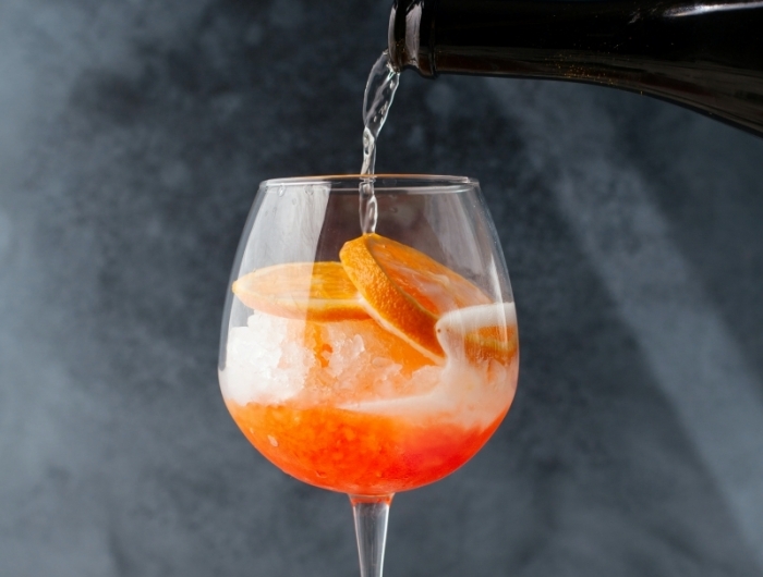 cocktail avec prosecco spritz ingredients bouteuille glaçons agrume orange