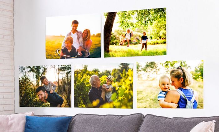 collage de photos de famille sur le mur blanc déco murale personnalisée