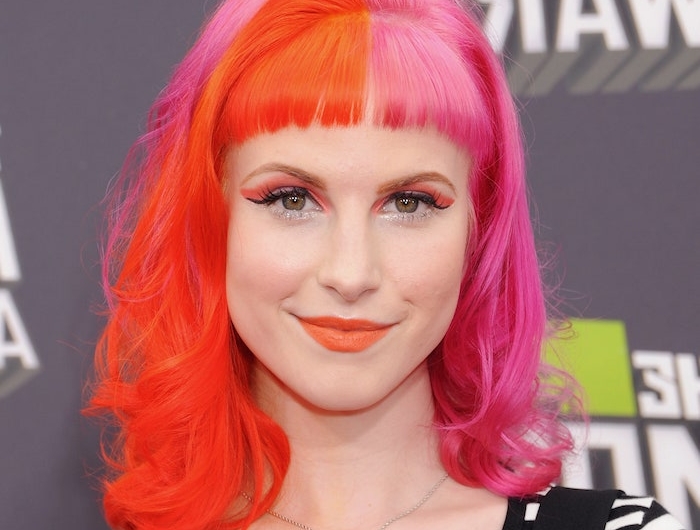 coloration cheveux moitié rouge moitié rose avec frange droite