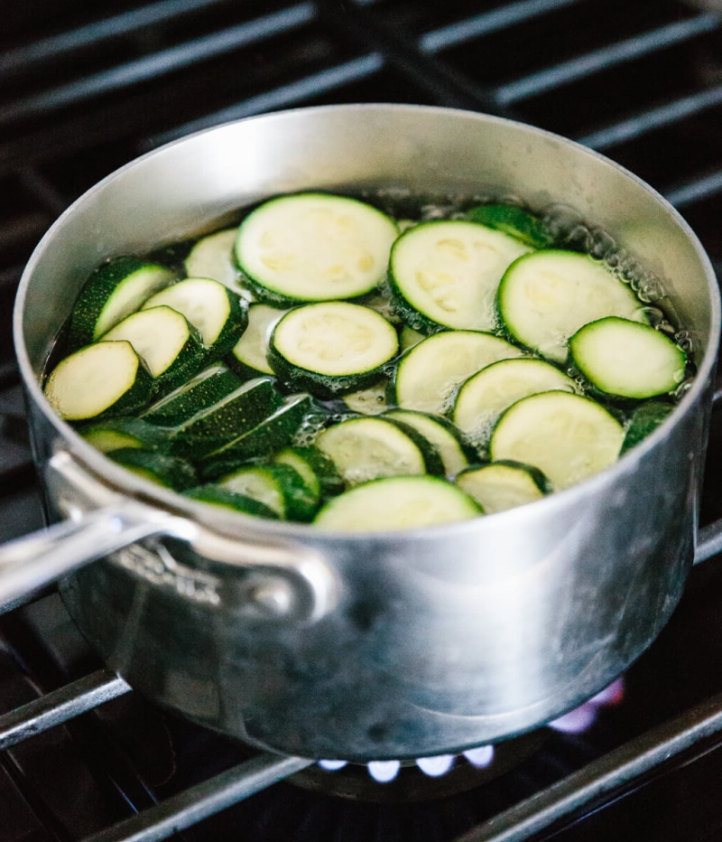comment blanchir les courgettes eau bouillante casserole feu moyen légumes congélation