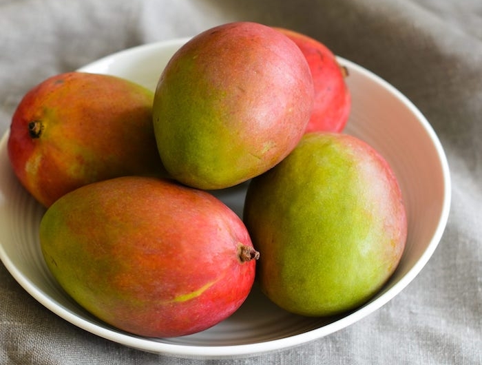 comment choisir une mangue des mangues bien mûres dans un grand bol